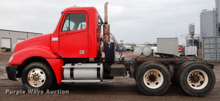 image for item DE4315 2006 Freightliner Columbia semi truck