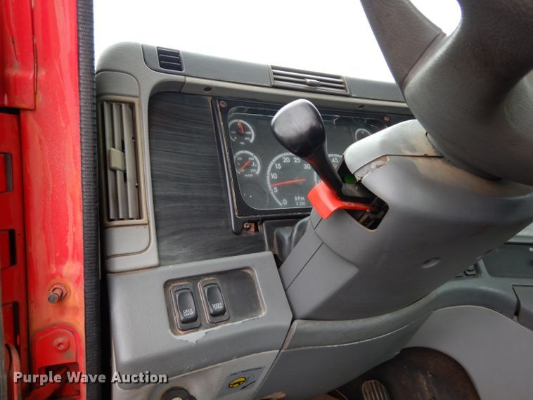 image for item DE4315 2006 Freightliner Columbia semi truck