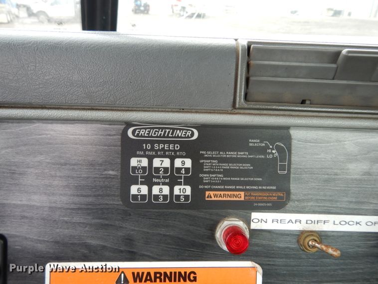 image for item DE4315 2006 Freightliner Columbia semi truck