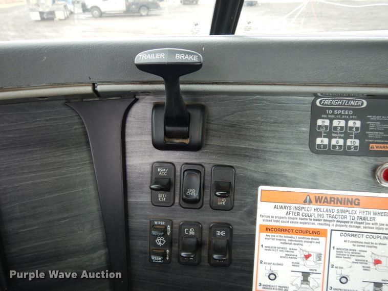 image for item DE4315 2006 Freightliner Columbia semi truck