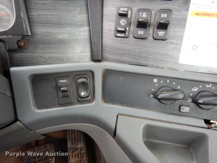 image for item DE4315 2006 Freightliner Columbia semi truck