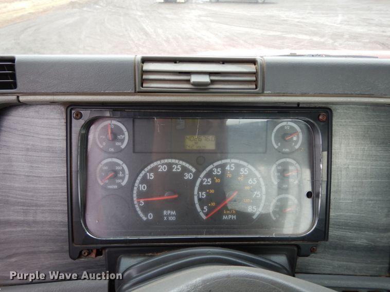 image for item DE4315 2006 Freightliner Columbia semi truck