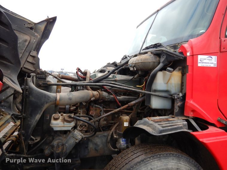 image for item DE4315 2006 Freightliner Columbia semi truck