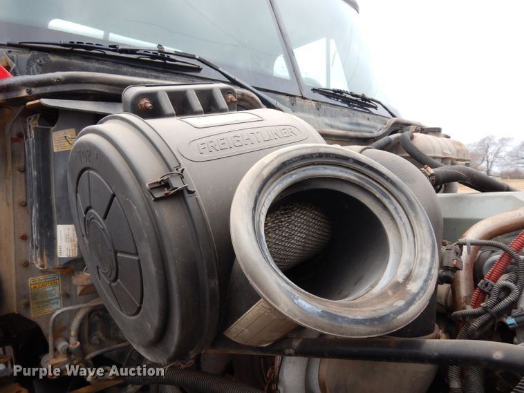 image for item DE4315 2006 Freightliner Columbia semi truck