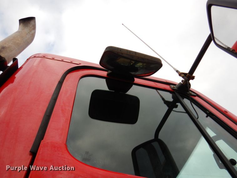 image for item DE4315 2006 Freightliner Columbia semi truck