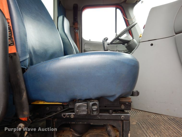 image for item DE4315 2006 Freightliner Columbia semi truck