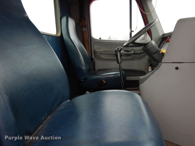 image for item DE4315 2006 Freightliner Columbia semi truck