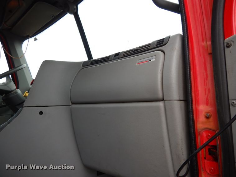 image for item DE4315 2006 Freightliner Columbia semi truck