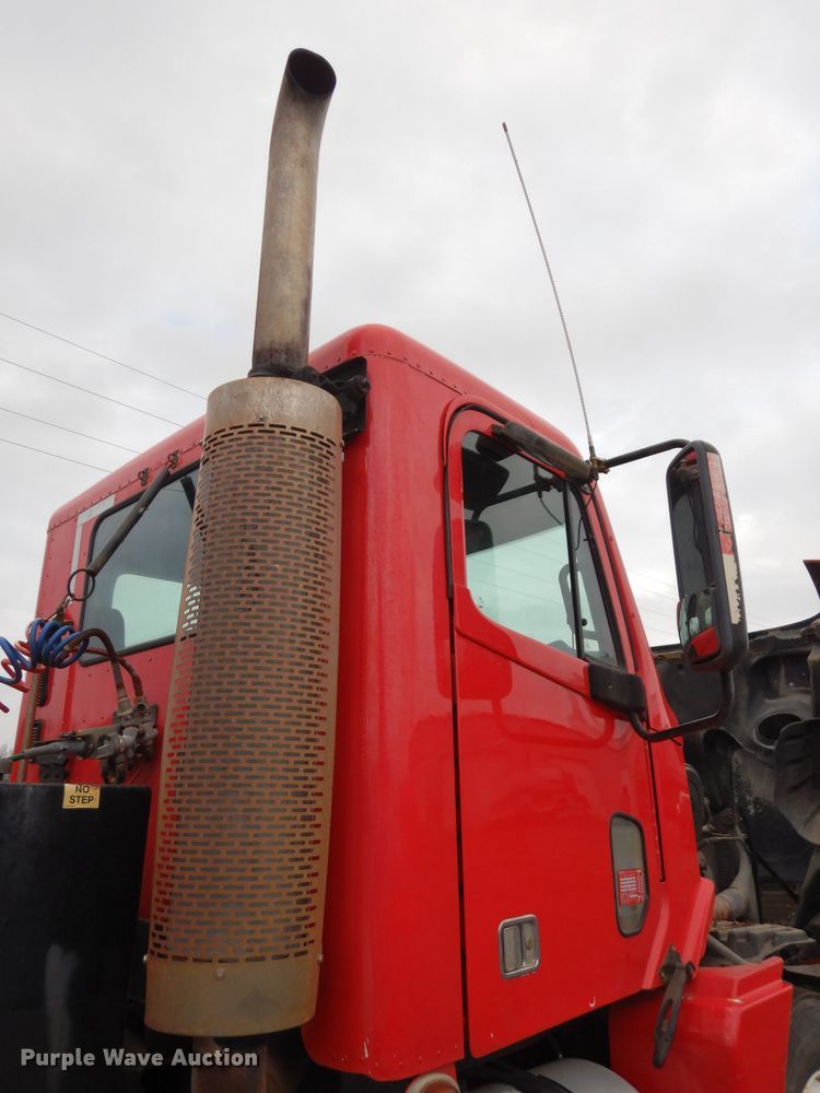 image for item DE4315 2006 Freightliner Columbia semi truck