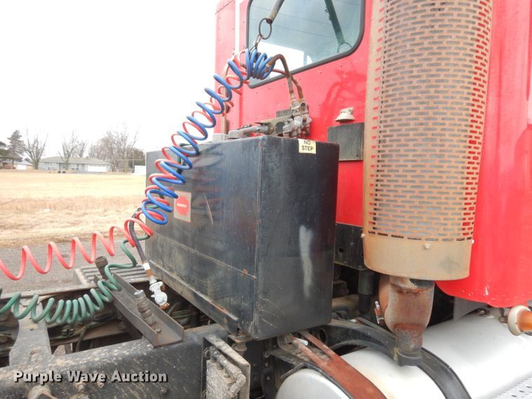 image for item DE4315 2006 Freightliner Columbia semi truck