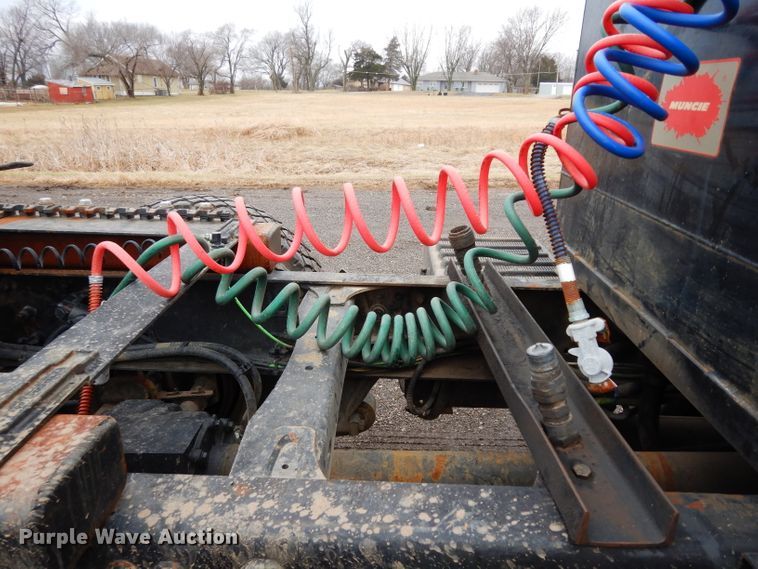 image for item DE4315 2006 Freightliner Columbia semi truck