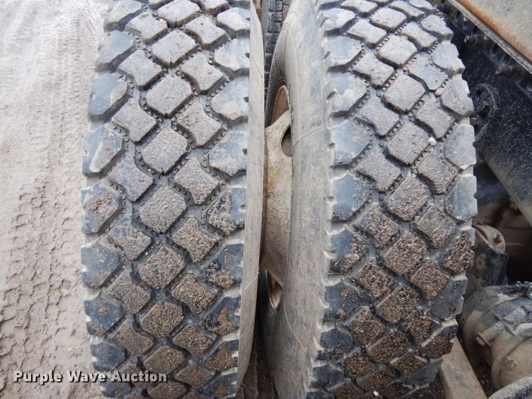 image for item DE4315 2006 Freightliner Columbia semi truck