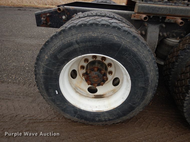 image for item DE4315 2006 Freightliner Columbia semi truck