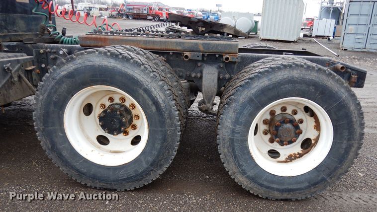 image for item DE4315 2006 Freightliner Columbia semi truck