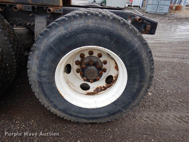 image for item DE4315 2006 Freightliner Columbia semi truck