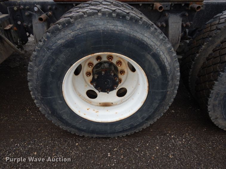 image for item DE4315 2006 Freightliner Columbia semi truck