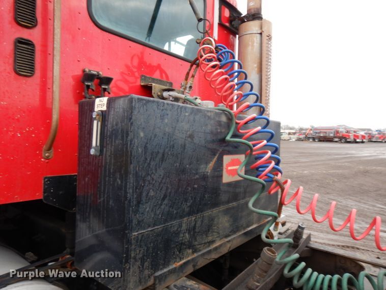 image for item DE4315 2006 Freightliner Columbia semi truck