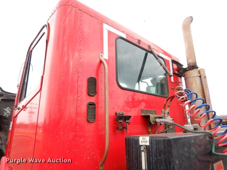 image for item DE4315 2006 Freightliner Columbia semi truck