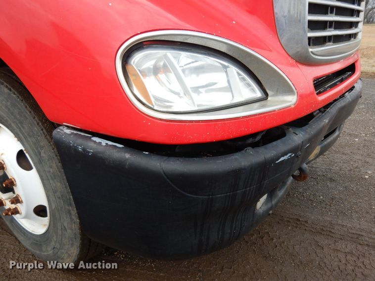 image for item DE4315 2006 Freightliner Columbia semi truck