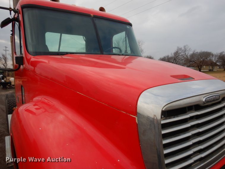 image for item DE4315 2006 Freightliner Columbia semi truck