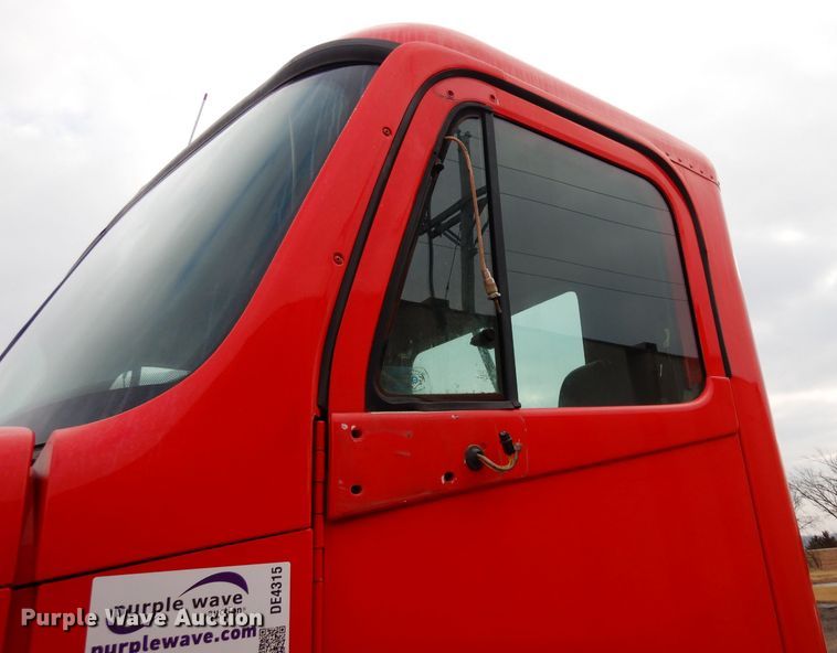 image for item DE4315 2006 Freightliner Columbia semi truck