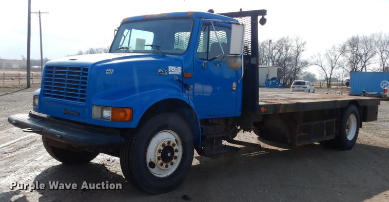 image for item DG6251 2000 International 4900 flatbed truck