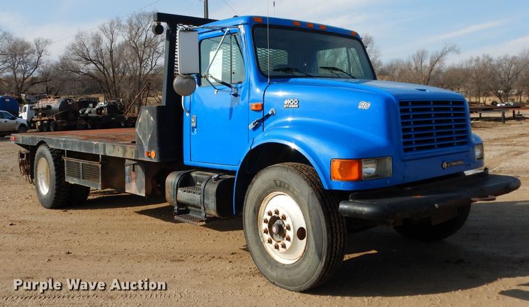 image for item DG6251 2000 International 4900 flatbed truck