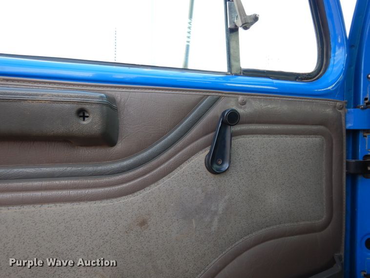 image for item DG6251 2000 International 4900 flatbed truck