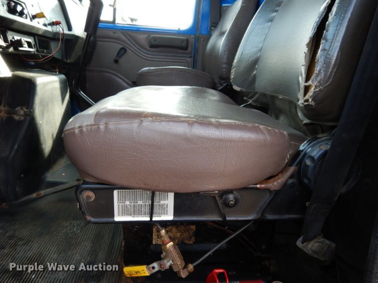 image for item DG6251 2000 International 4900 flatbed truck