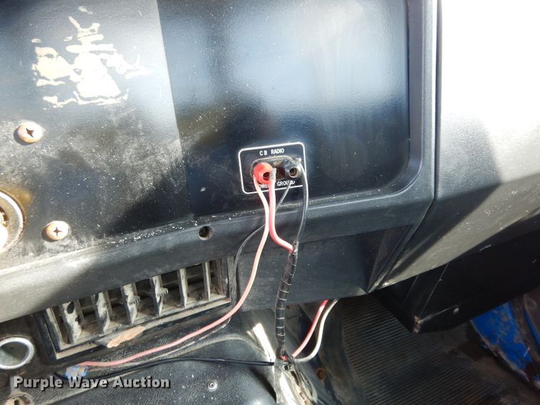 image for item DG6251 2000 International 4900 flatbed truck