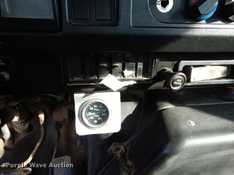 image for item DG6251 2000 International 4900 flatbed truck