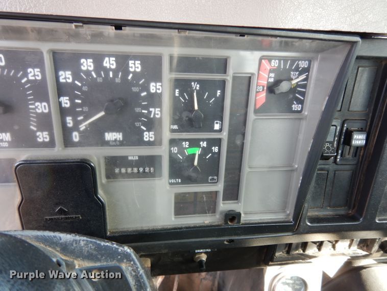 image for item DG6251 2000 International 4900 flatbed truck