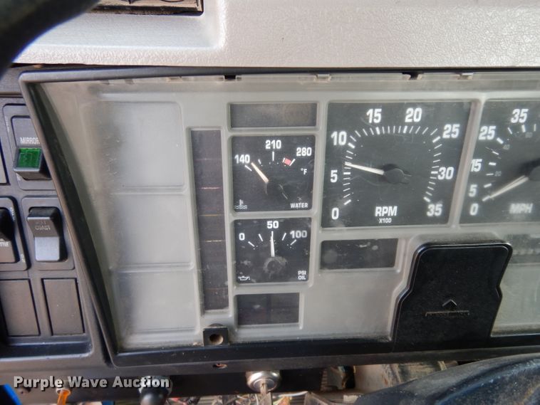 image for item DG6251 2000 International 4900 flatbed truck