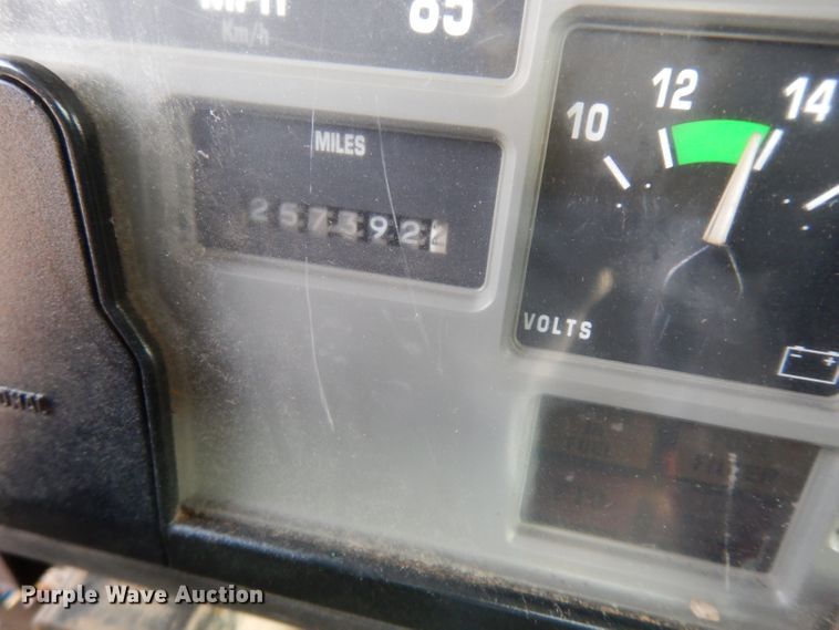 image for item DG6251 2000 International 4900 flatbed truck