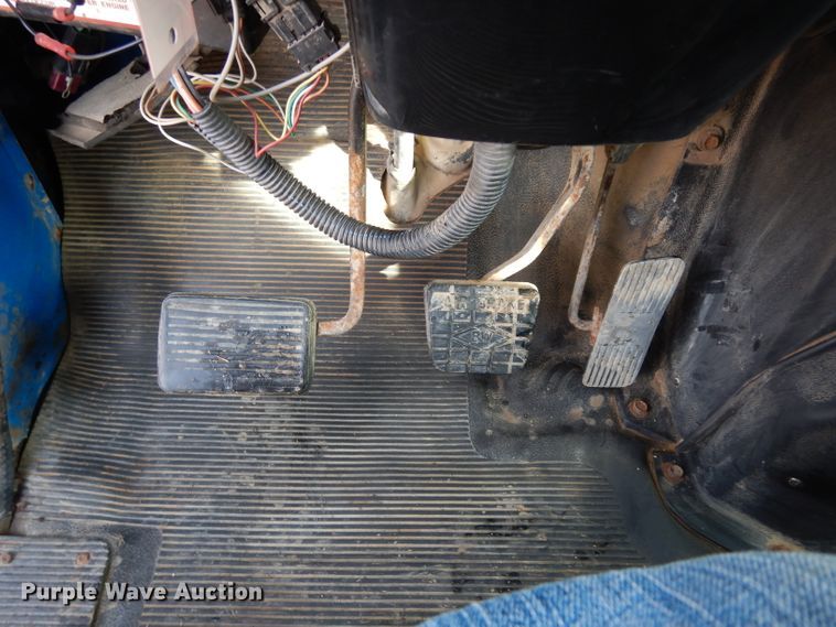 image for item DG6251 2000 International 4900 flatbed truck