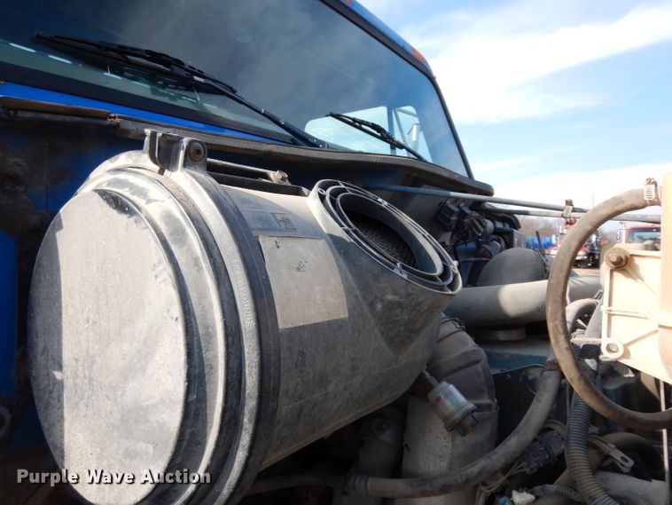 image for item DG6251 2000 International 4900 flatbed truck