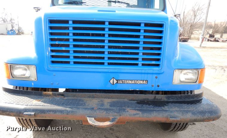 image for item DG6251 2000 International 4900 flatbed truck
