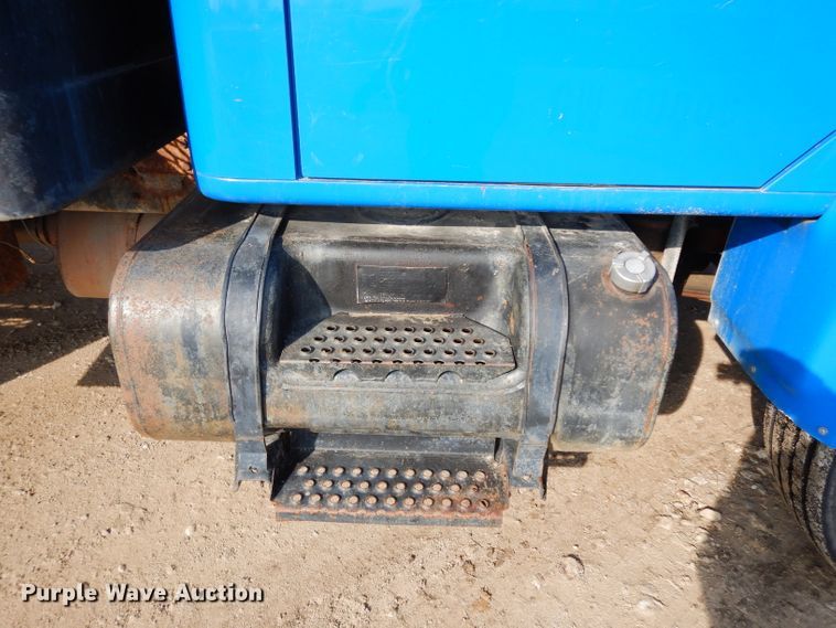 image for item DG6251 2000 International 4900 flatbed truck