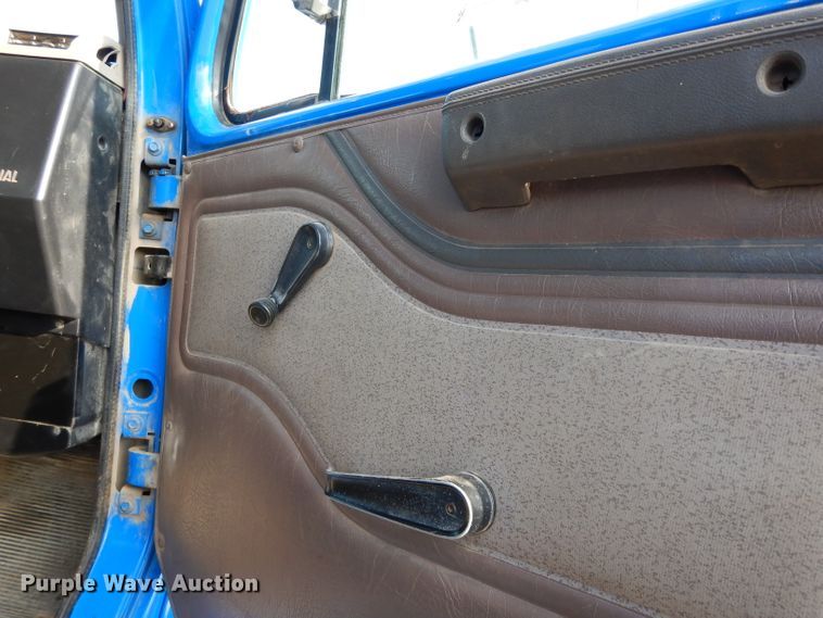 image for item DG6251 2000 International 4900 flatbed truck