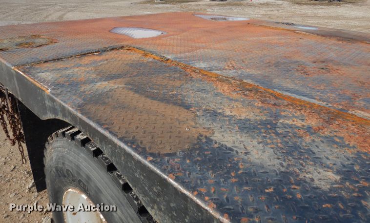 image for item DG6251 2000 International 4900 flatbed truck