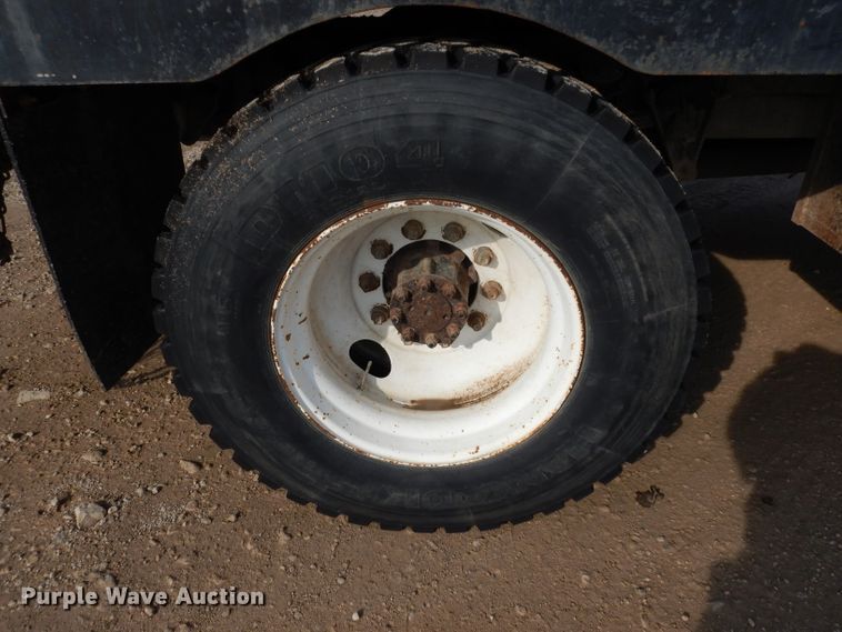 image for item DG6251 2000 International 4900 flatbed truck