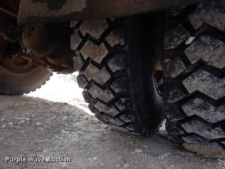 image for item DG6251 2000 International 4900 flatbed truck