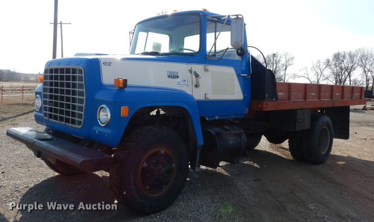 image for item DG6252 1982 Ford L8000 dump flatbed truck