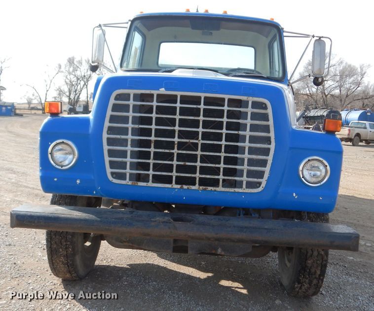 image for item DG6252 1982 Ford L8000 dump flatbed truck