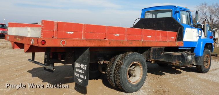 image for item DG6252 1982 Ford L8000 dump flatbed truck