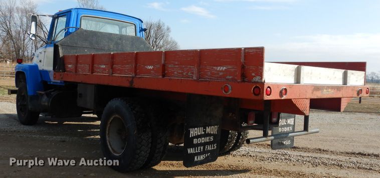 image for item DG6252 1982 Ford L8000 dump flatbed truck