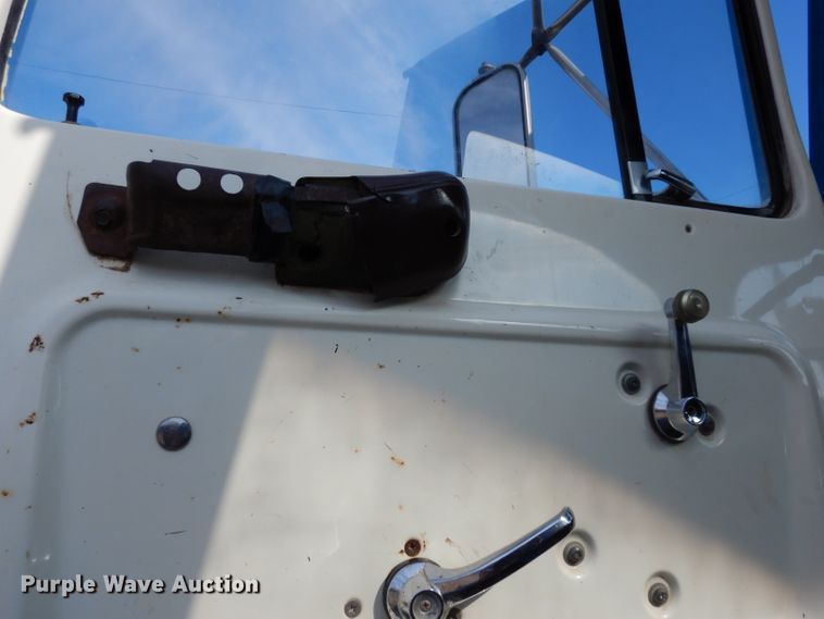 image for item DG6252 1982 Ford L8000 dump flatbed truck