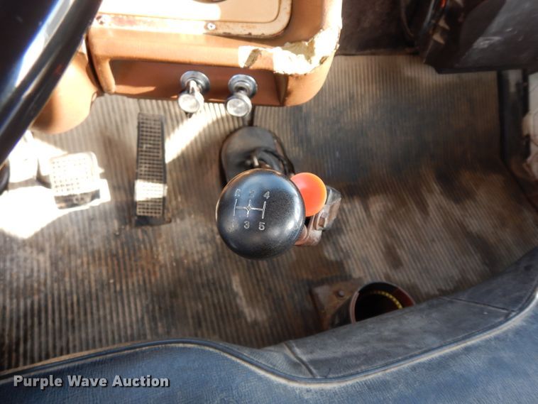 image for item DG6252 1982 Ford L8000 dump flatbed truck