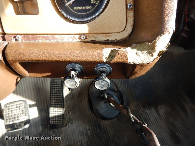 image for item DG6252 1982 Ford L8000 dump flatbed truck