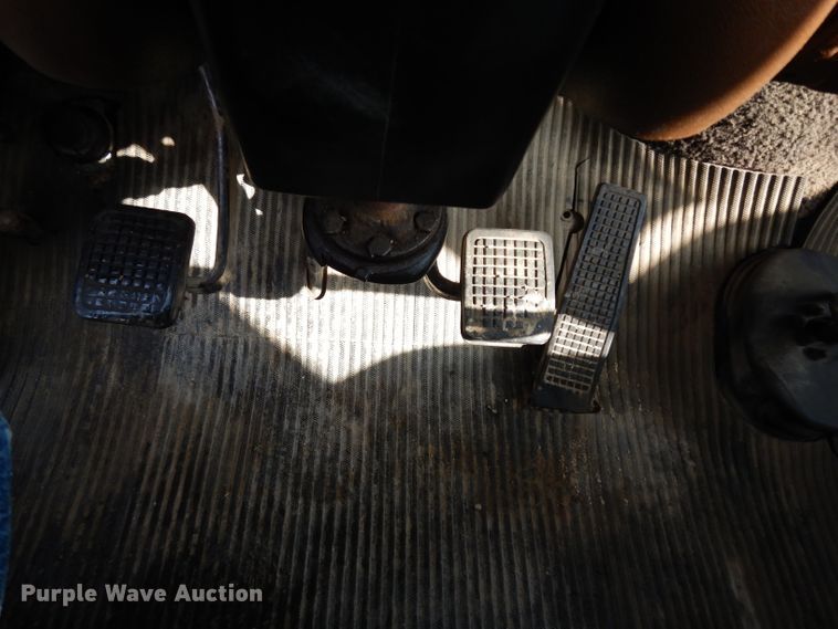 image for item DG6252 1982 Ford L8000 dump flatbed truck